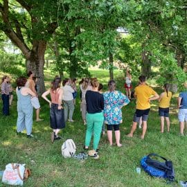 Il y a quinze jours, le site du Vert Plateau a accueilli une journée dédiée au thème aller dehors avec les tout petits, un moment riche en échanges, partages et réflexions.
