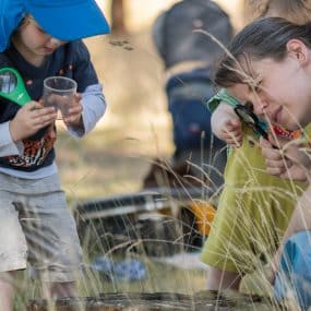 Lauréat de l’appel à communs « Grandir en lien avec la nature » 2025–2026, le REEA et ses membres poursuivent la dynamique engagée autour du lien enfant–nature par la pédagogie active.